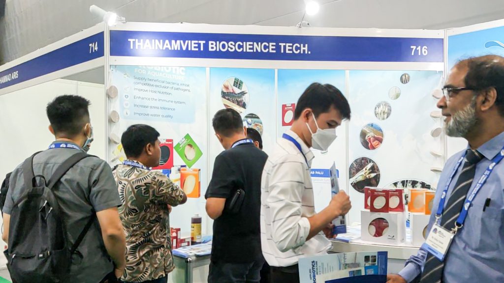 World Aquaculture - Thai Nam Viet advise customers 7